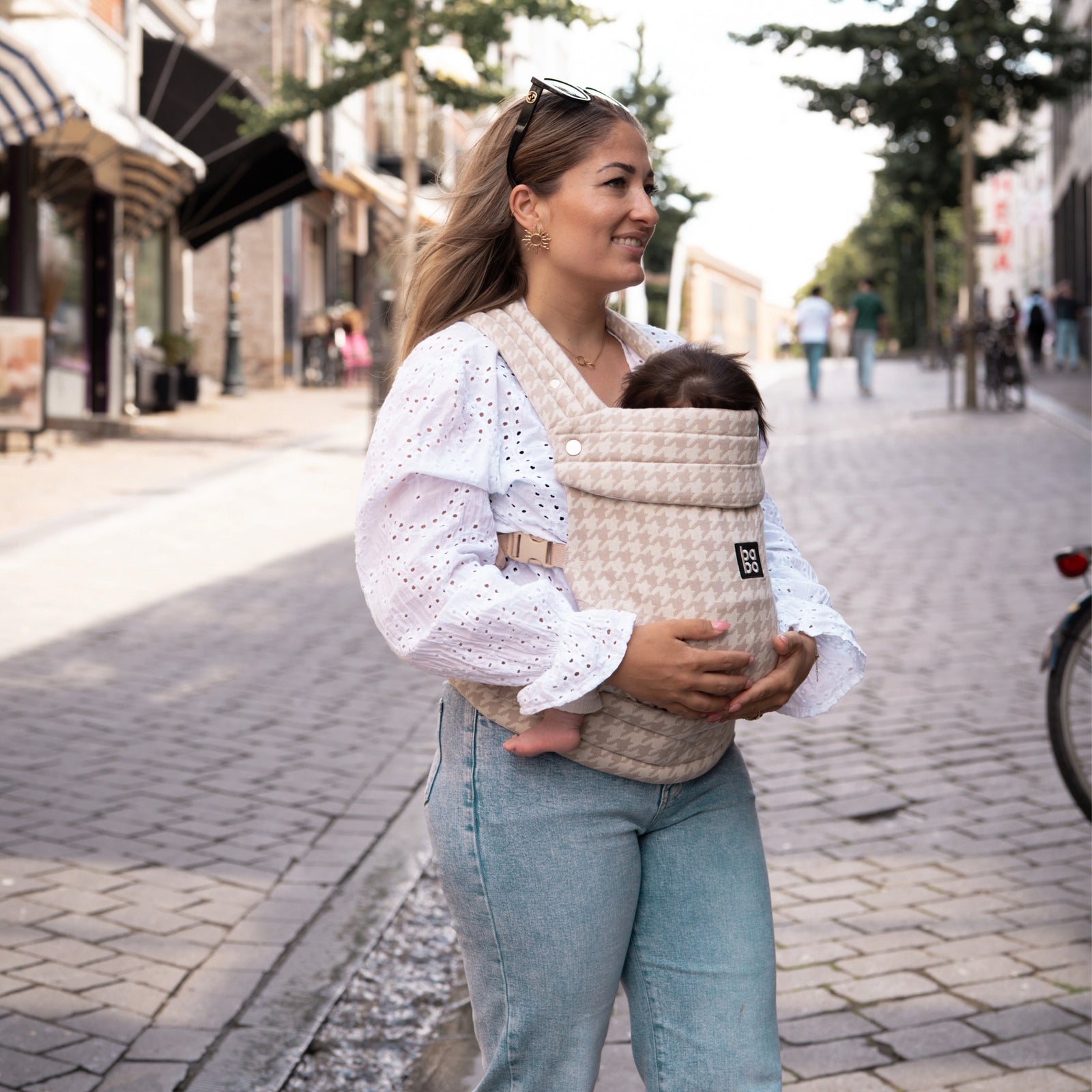 Baby Bondé Beige Houndstooth carrier — front view
